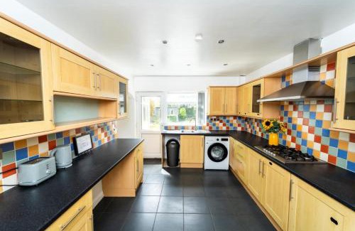 Leicester House | 5 Guests - Pet Friendly - 3 Bedroom House