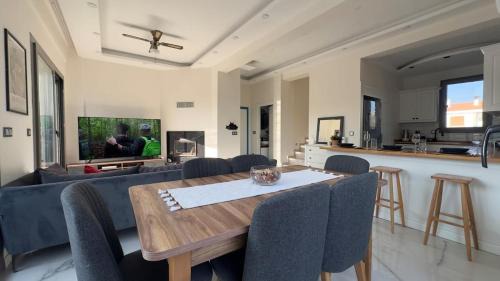 Cesme Villa | 5 km to Alacati, Luxury Villa with Garden and Pool