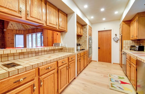Truckee Cabin | 5 Mi to Donner Lake: Cabin w/Deck + Pool Access!