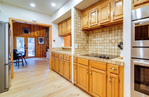 Truckee Cabin | 5 Mi to Donner Lake: Cabin w/Deck + Pool Access!