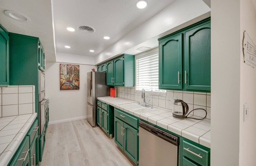 Bakersfield Apartment | ~ 5 Mi to Downtown: Chic Bakersfield Apartment!