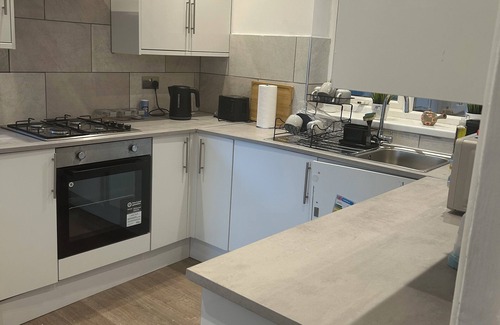 Newcastle-upon-Tyne House | 5 miles to the Airport, 6 miles to the city centre, 1.8 miles to St James Park.