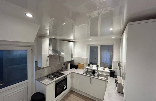Newcastle-upon-Tyne House | 5 miles to the Airport, 6 miles to the city centre, 1.8 miles to St James Park.