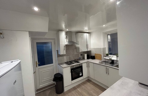 Newcastle-upon-Tyne House | 5 miles to the Airport, 6 miles to the city centre, 1.8 miles to St James Park.