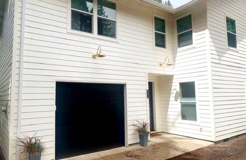 South Hills Apartment | 5 min Drive to Campus - Black Door Studio -