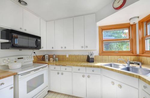 Newlands House | 5 min drive to CU/Pearl - Best Neighborhood