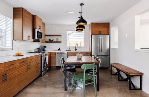 Blackshear-Prospect Hill House | 5 Min from Moody - The Eastside Gem