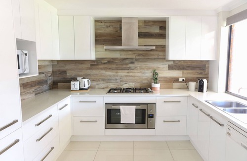 Adelaide House | 5 min stroll to Moana beach- Private family coastal retreat.