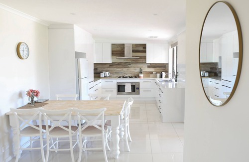 Adelaide House | 5 min stroll to Moana beach- Private family coastal retreat.
