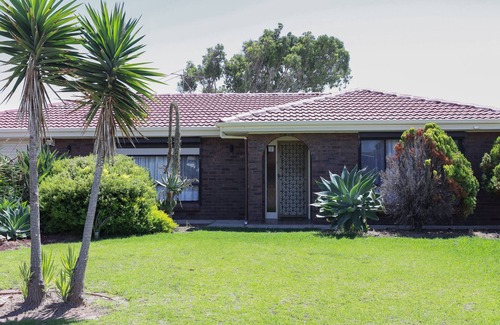 Adelaide House | 5 min stroll to Moana beach- Private family coastal retreat.