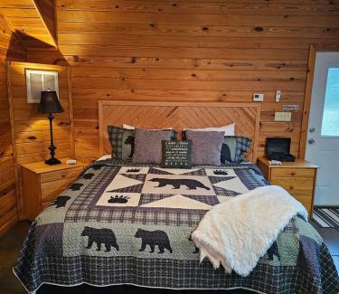 Eureka Springs Apartment | 5 Min To Beaver Lake, King Bed, Fire Pit, Jetted Tub #2