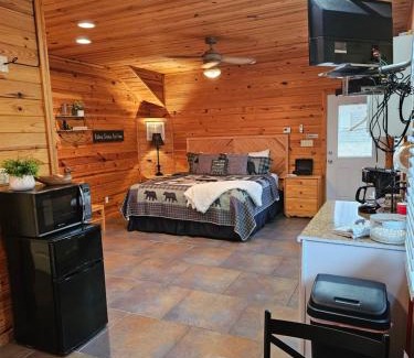 Eureka Springs Apartment | 5 Min To Beaver Lake, King Bed, Fire Pit, Jetted Tub #2