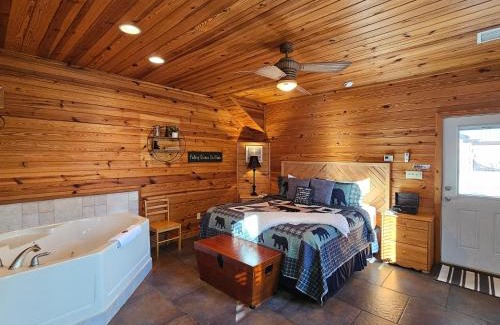 Eureka Springs Apartment | 5 Min To Beaver Lake, King Bed, Fire Pit, Jetted Tub #2