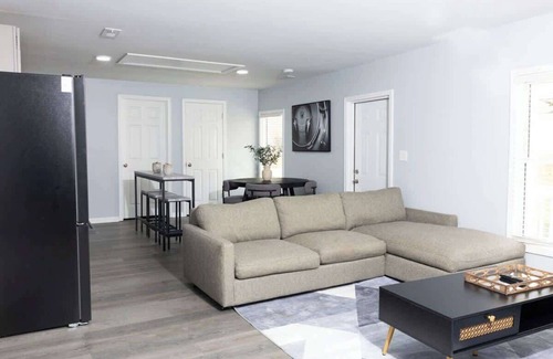 Burlington House | 5 Min to Elon | In Unit Washer + Dryer | Fast Wi-Fi