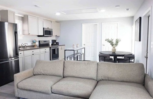 Burlington House | 5 Min to Elon | In Unit Washer + Dryer | Fast Wi-Fi