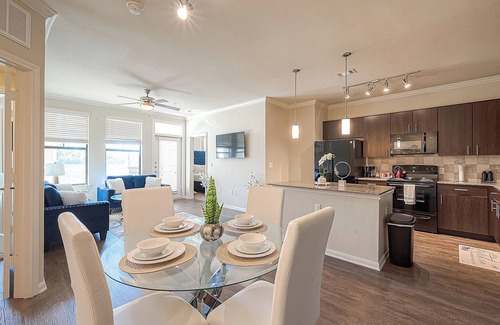 Willow Meadows/Willowbend Area Apartment | 5 Min to Galleria, Med Center & NRG Apt With Great Amenities & Near Everything!