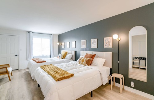 Lincoln Hotel | 5 min. to Lincoln's top attractions. 2 Queens, kitchenette & outdoor space.
