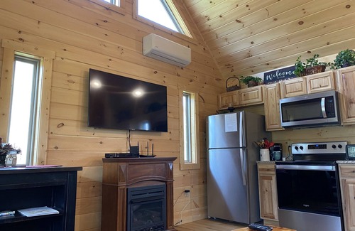 Bryson City Cabin | 5 min to POLAR EXPRESS and Downtown BC - Romantic little cabin with HOT TUB