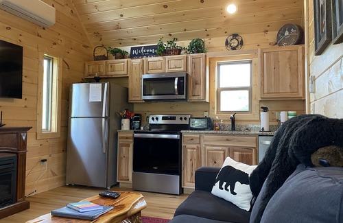 Bryson City Cabin | 5 min to POLAR EXPRESS and Downtown BC - Romantic little cabin with HOT TUB