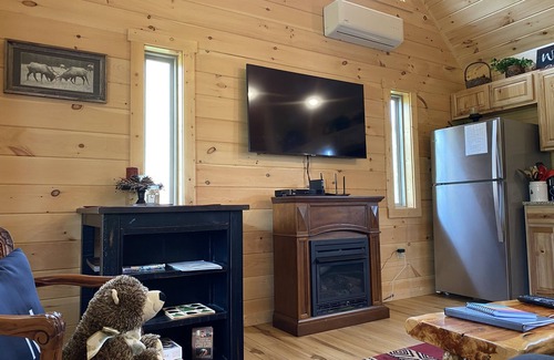 Bryson City Cabin | 5 min to POLAR EXPRESS and Downtown BC - Romantic little cabin with HOT TUB