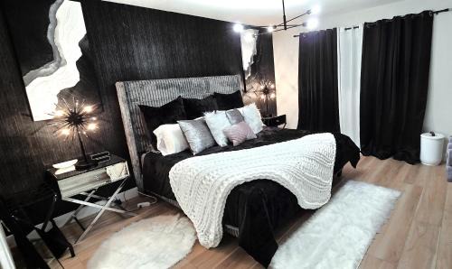 Las Vegas House | 5 min to The Strip Hot Tub Sleeps 7 Game Room & more