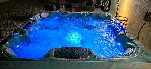 Las Vegas House | 5 min to The Strip Hot Tub Sleeps 7 Game Room & more