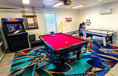 Las Vegas House | 5 min to The Strip Hot Tub Sleeps 7 Game Room & more
