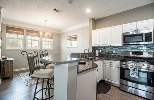 Biloxi Villa | 5 min walk to the beach! In this 945 sq feet 1bed, 1bed Condo!nn
