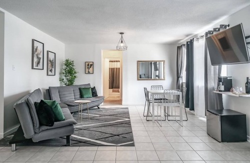 Fallsview House | 5 min walk to the falls Canada 20 Guest unit! Modern,