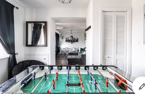 Fallsview House | 5 min walk to the falls Canada 20 Guest unit! Modern,