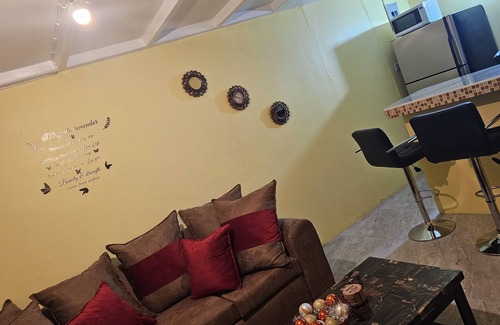 Portmore House | 5 mins from the best jerk chicken spot . 10 mins from hellshire Beach ⛱️