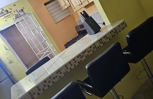 Portmore House | 5 mins from the best jerk chicken spot . 10 mins from hellshire Beach ⛱️