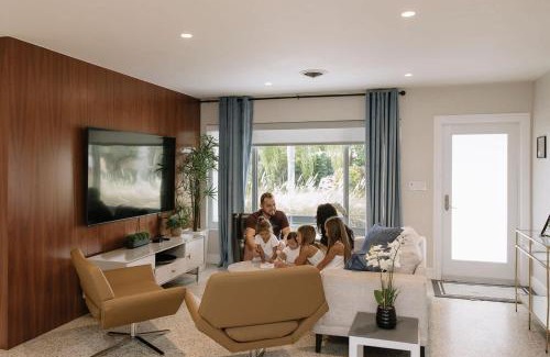 Coral Heights House | 5 mins to Beach Pool & Tiki Hut BBQ