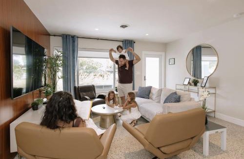 Coral Heights House | 5 mins to Beach Pool & Tiki Hut BBQ