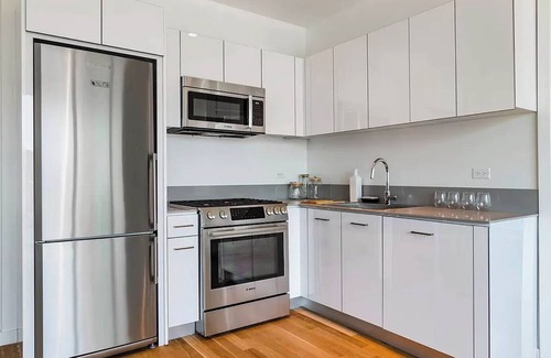 Hunters Point Apartment | 5 mins to Midtown Central Luxury Penthouse Duplex 2b2b with Private Terrace