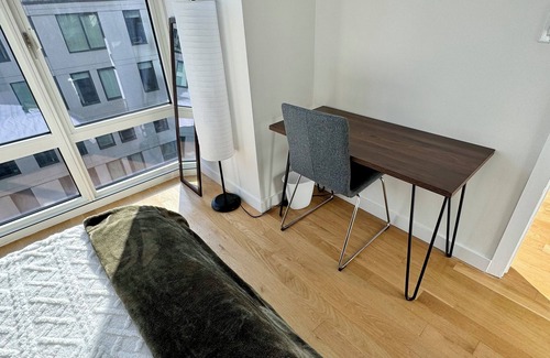 Hunters Point Apartment | 5 mins to Midtown Central Luxury Penthouse Duplex 2b2b with Private Terrace