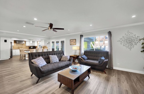 Rancho Oakey House | 5 Mins to Strip Vegas Villa Pool Yard Gather Fun!
