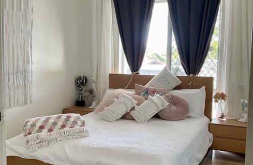 Sorrento House | 5 minuets to BEACH and MARINA sunsets Transport at front
