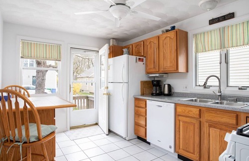 South Kingstown House | 5 Minute drive to beautiful Narragansett Beach, walk to Narrow River