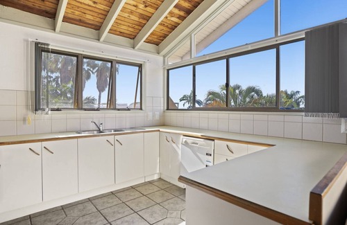 Noosa Heads Apartment | 5 Minute walk to Hastings Street - Unit 9 Descola 6 Noosa Drive