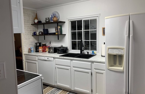 Harters Heights House | 5 minute walk to Notre Dame University! 3 Bedroom home in South Bend, Indiana