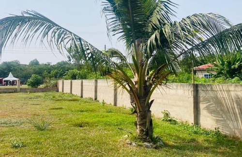 Cape Coast Apartment | 5 minutes drive to the beach, Family-sized condo with Spacious Balcony