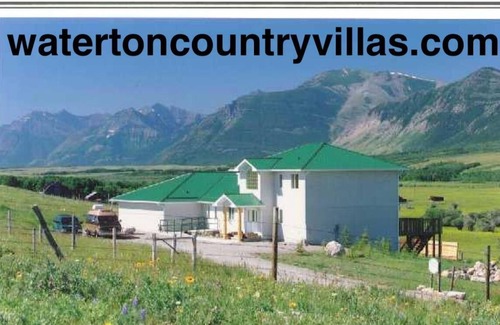 Division No. 3 Villa | 5 minutes from Waterton - sleeps 16 - WCV Unit C