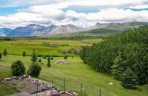 Division No. 3 Villa | 5 minutes from Waterton - sleeps 16 - WCV Unit C