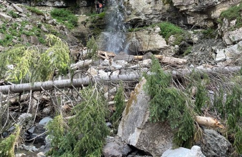 Silver Gate Cabin | 5 minutes from Yellowstone, on Soda Butte Creek, Fishing 40' away
