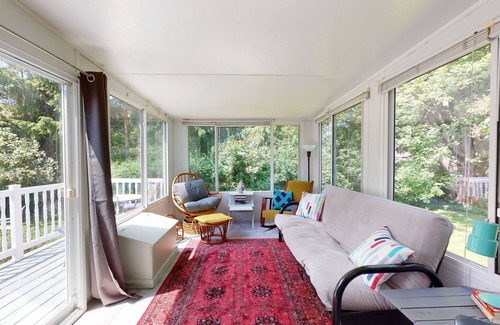 Zurich House | 5 Minutes North of Grand Bend! Bright open space. Golfing nextdoor & wineries!