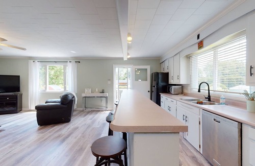 Zurich House | 5 Minutes North of Grand Bend! Bright open space. Golfing nextdoor & wineries!