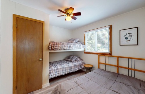 Zurich House | 5 Minutes North of Grand Bend! Bright open space. Golfing nextdoor & wineries!