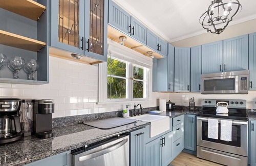 Palm Harbor House | 5 Minutes to Beach ~ Putting Green ~ Pool ~Hot Tub