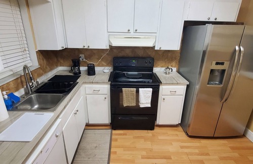 Hollywood Apartment | 5-Minutes to Hard Rock Cafe Guitar! Great Apt Two Bedrooms/Two Baths and Kitchen